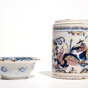 Une chope en faïence de Braunschweig et un bol à décor de chinoiserie en faïence de Delft, 1ère moitié du 18ème — photo 5