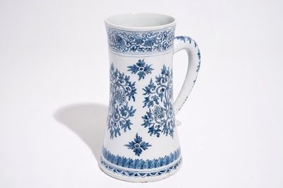 Une chope en faïence de Delft bleu et blanc aux rinceaux de lotus de style Ming, fin du 17ème