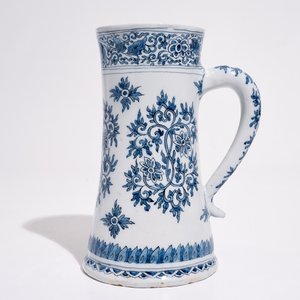 Une chope en faïence de Delft bleu et blanc aux rinceaux de lotus de style Ming, fin du 17ème — photo 2
