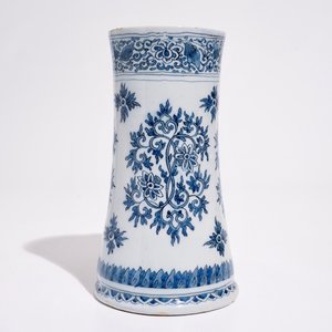 Une chope en faïence de Delft bleu et blanc aux rinceaux de lotus de style Ming, fin du 17ème — photo 3