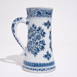 Une chope en faïence de Delft bleu et blanc aux rinceaux de lotus de style Ming, fin du 17ème — photo 4