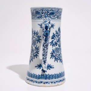 Une chope en faïence de Delft bleu et blanc aux rinceaux de lotus de style Ming, fin du 17ème — photo 5