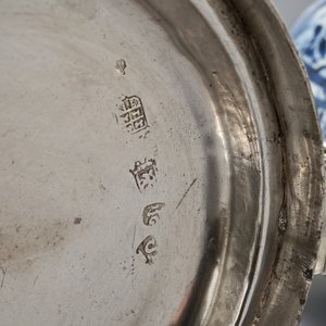 Une chope en porcelaine Arita de Japon à monture en argent et une garniture miniature, Edo, 17/18ème — photo 3