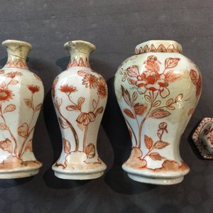 Une chope en porcelaine Arita de Japon à monture en argent et une garniture miniature, Edo, 17/18ème — photo 4