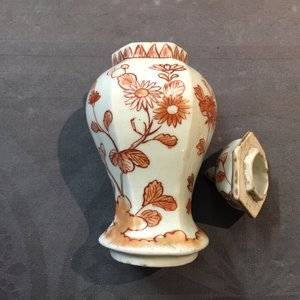 Une chope en porcelaine Arita de Japon à monture en argent et une garniture miniature, Edo, 17/18ème — photo 6