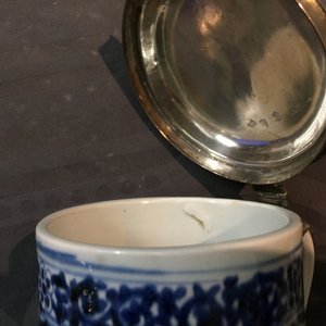 Une chope en porcelaine Arita de Japon à monture en argent et une garniture miniature, Edo, 17/18ème — photo 8