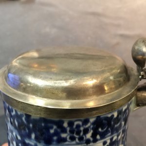 Une chope en porcelaine Arita de Japon à monture en argent et une garniture miniature, Edo, 17/18ème — photo 9