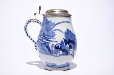 Une chope en porcelaine Arita de Japon bleu et blanc avec un couvercle en argent hollandais, Edo, 17ème