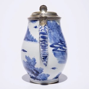 Une chope en porcelaine Arita de Japon bleu et blanc avec un couvercle en argent hollandais, Edo, 17ème — photo 3