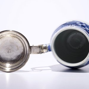 Une chope en porcelaine Arita de Japon bleu et blanc avec un couvercle en argent hollandais, Edo, 17ème — photo 6