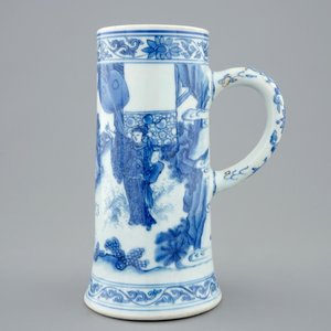 Une chope en porcelaine de Chine bleu et blanc, époque Transition, 1620-1683 — photo 2