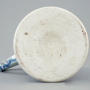 Une chope en porcelaine de Chine bleu et blanc, époque Transition, 1620-1683 — photo 7