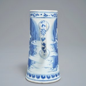 Une chope en porcelaine de Chine bleu et blanc, époque Transition — photo 5