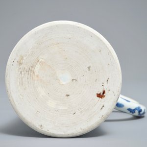 Une chope en porcelaine de Chine bleu et blanc, époque Transition — photo 7