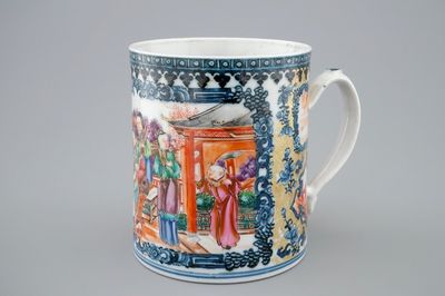 Une chope en porcelaine de Chine famille rose à décor mandarin, 18ème