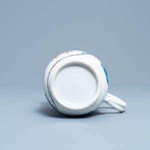 Une chope en porcelaine de Chine famille rose figurant une femme semi-déshabillée, Qianlong — photo 8