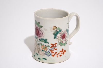 Une chope en porcelaine de Chine famille rose, Qianlong