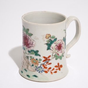 Une chope en porcelaine de Chine famille rose, Qianlong — photo 1