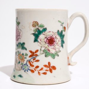 Une chope en porcelaine de Chine famille rose, Qianlong — photo 2