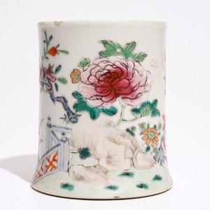 Une chope en porcelaine de Chine famille rose, Qianlong — photo 3