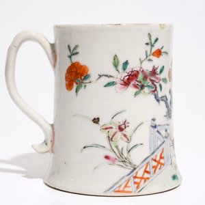 Une chope en porcelaine de Chine famille rose, Qianlong — photo 4