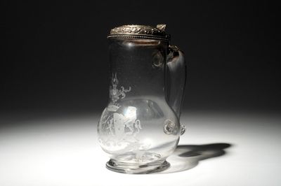 Une chope en verre gravé à décor armorié au couvercle en argent, marque d'Augsburg, Allemagne, 17ème