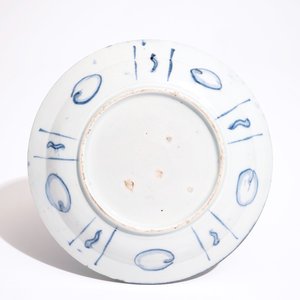 Une chope et une assiette en porcelaine Arita de Japon, 17/18ème, avec une figure en Imari, 18/19ème — photo 3