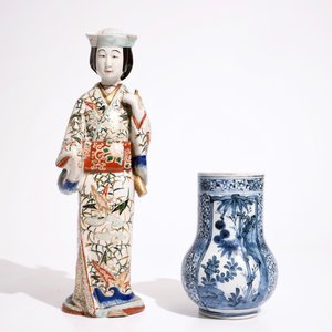 Une chope et une assiette en porcelaine Arita de Japon, 17/18ème, avec une figure en Imari, 18/19ème — photo 5