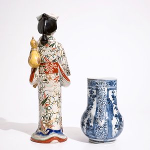 Une chope et une assiette en porcelaine Arita de Japon, 17/18ème, avec une figure en Imari, 18/19ème — photo 7