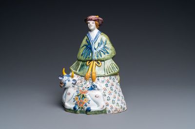 Une cloche de table en forme d'une femme sur une vache en faïence polychrome de Delft, 18ème