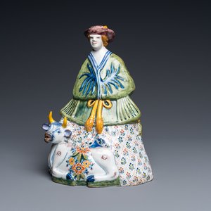 Une cloche de table en forme d'une femme sur une vache en faïence polychrome de Delft, 18ème — photo 1