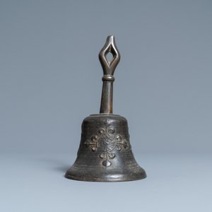 Une cloche en bronze à décor appliqué de fleurs de lys et d'un médaillon IHS, France, 16ème — photo 2