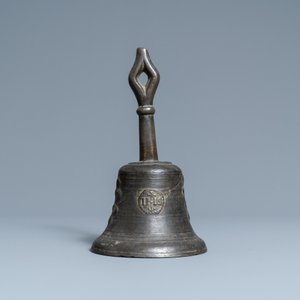 Une cloche en bronze à décor appliqué de fleurs de lys et d'un médaillon IHS, France, 16ème — photo 4