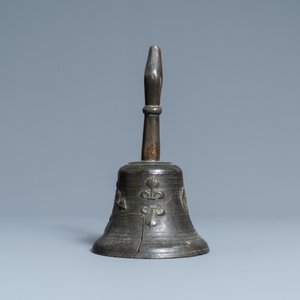 Une cloche en bronze à décor appliqué de fleurs de lys et d'un médaillon IHS, France, 16ème — photo 5