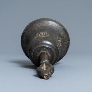 Une cloche en bronze à décor appliqué de fleurs de lys et d'un médaillon IHS, France, 16ème — photo 6