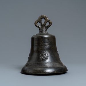 Une cloche en bronze à décor appliqué de saints, Nord de la France, 16ème — photo 2