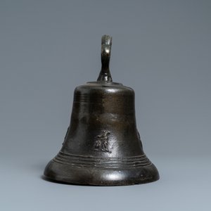 Une cloche en bronze à décor appliqué de saints, Nord de la France, 16ème — photo 3