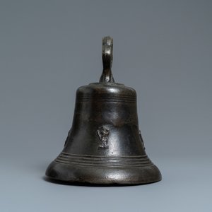Une cloche en bronze à décor appliqué de saints, Nord de la France, 16ème — photo 5