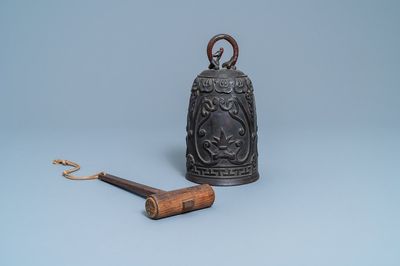 Une cloche en bronze à décor de lotus, Chine, Qing