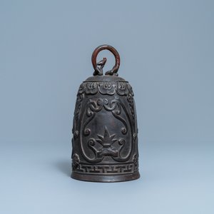 Une cloche en bronze à décor de lotus, Chine, Qing — photo 2