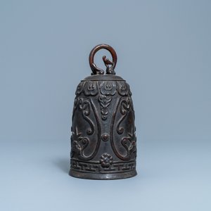 Une cloche en bronze à décor de lotus, Chine, Qing — photo 5