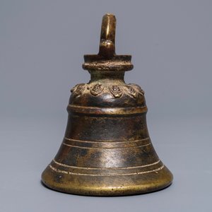 Une cloche en bronze à traces de laque et dorure, Sino-Tibet, 17/18ème — photo 4