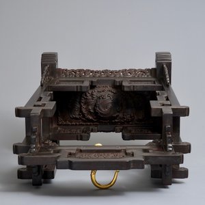 Une cloche en bronze doré dans son cadre de suspension en bois de zitan, marque de Qianlong, 18/19th C. — photo 6