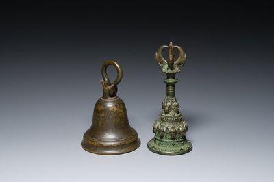 Une cloche et une cloche cérémoniale à main en bronze, Asie du Sud et Asie du Sud-Est, 19ème ou avant