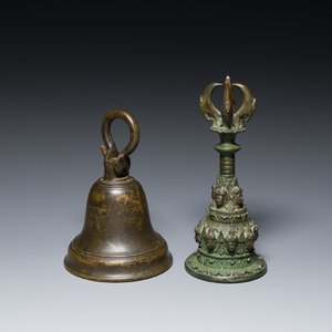 Une cloche et une cloche cérémoniale à main en bronze, Asie du Sud et Asie du Sud-Est, 19ème ou avant — photo 1