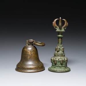 Une cloche et une cloche cérémoniale à main en bronze, Asie du Sud et Asie du Sud-Est, 19ème ou avant — photo 5