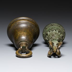 Une cloche et une cloche cérémoniale à main en bronze, Asie du Sud et Asie du Sud-Est, 19ème ou avant — photo 6