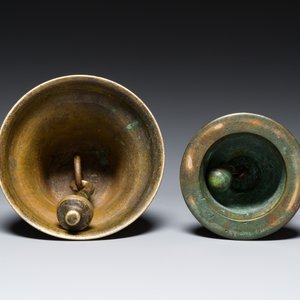 Une cloche et une cloche cérémoniale à main en bronze, Asie du Sud et Asie du Sud-Est, 19ème ou avant — photo 7