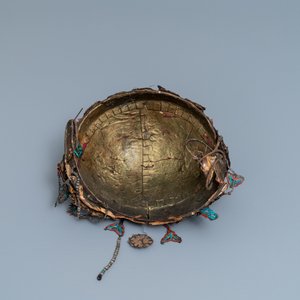 Une coiffe rehaussée de plumes de martin-pêcheur, corail et argent, Chine, 19ème — photo 7