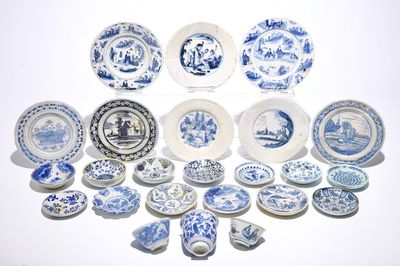 Une collection d'archéologie en faïence et majolique bleu et blanc, Pays-Bas, 17ème